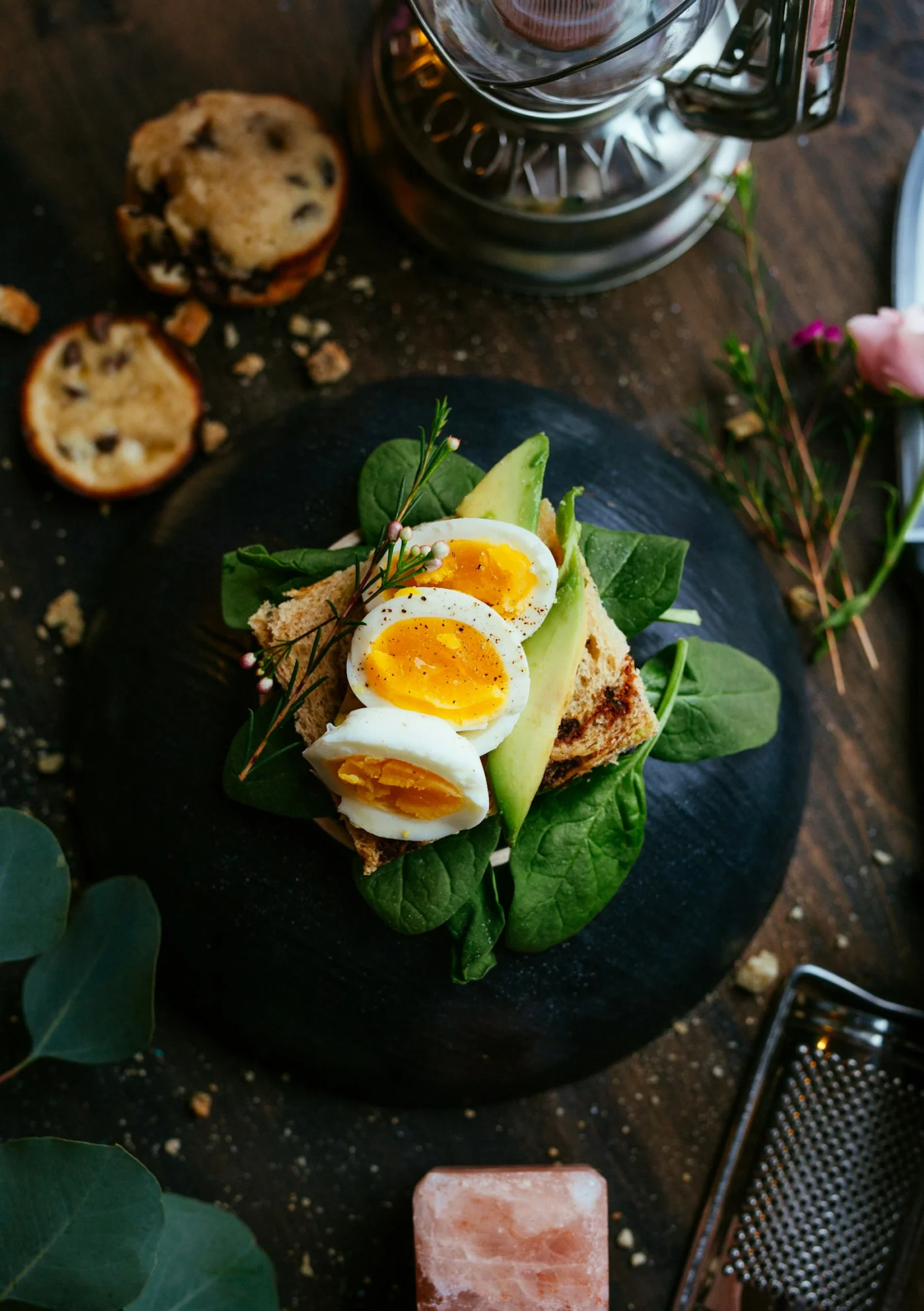 A sandwich with sliced boiled egg on a plate